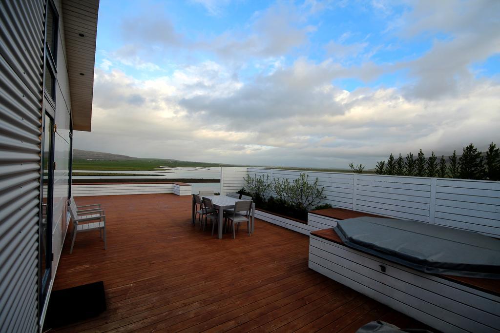 Luxury Villa With River View Laugaras Esterno foto